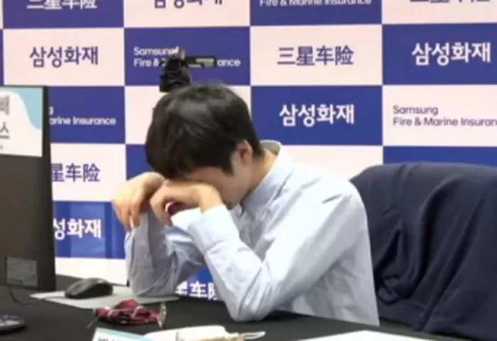여성 바둑기사에게 밀리자 대국 중 자기 뺨 때리며 분위기 험악하게 만든 '  data-nummark=