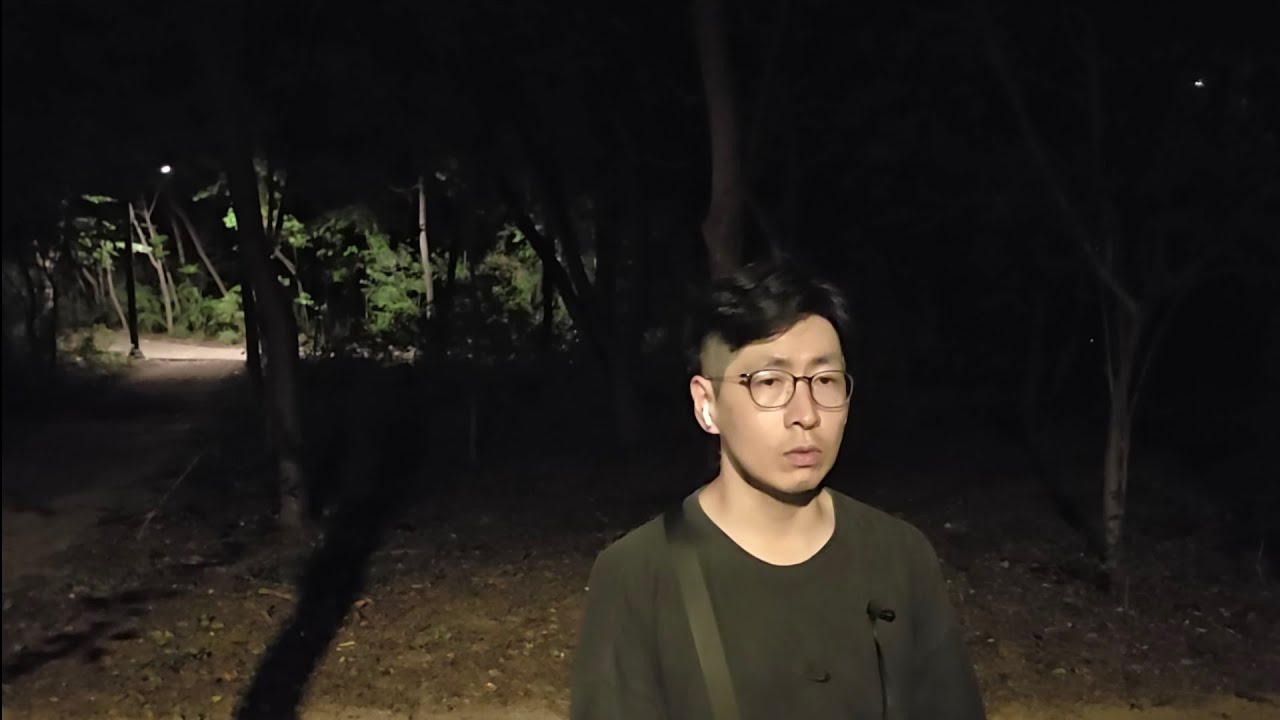 AI 이미지1(a girl riding scooter to delivery food by the beach. she wears vikini)