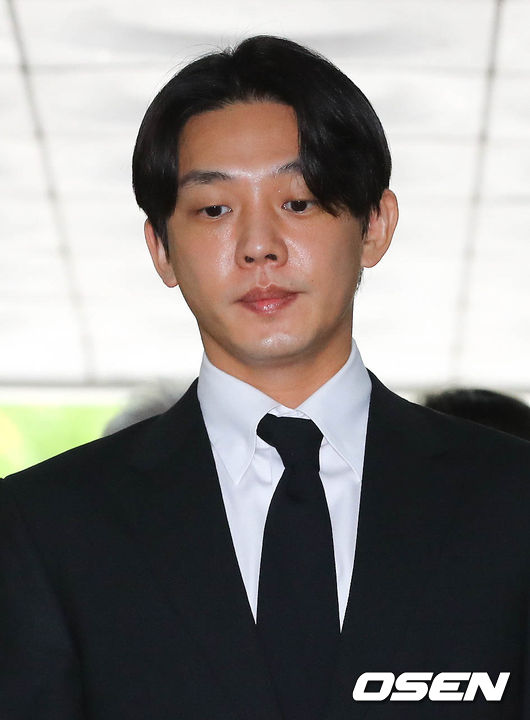 [OSEN=조은정 기자] 마약류 투약 혐의를 받고 있는 배우 유아인(본명 엄홍식)이 24일 오전 11시 서울중앙지법에서 열린 구속 전 피의자 심문(영장실질심사)에 출석하기 위해 발걸음을 옮기고 있다.유아인은 현재 프로포폴 상습 투약 혐의 외에도 국립과학수사연구원 정밀감식 결과 검출 된 대마류, 케타민, 코카인, 졸피뎀 투약 혐의를 받고 있다. 구속 여부는 이르면 이날 오후 결정될 예정이다. 2023.05.24 /cej@osen.co.kr