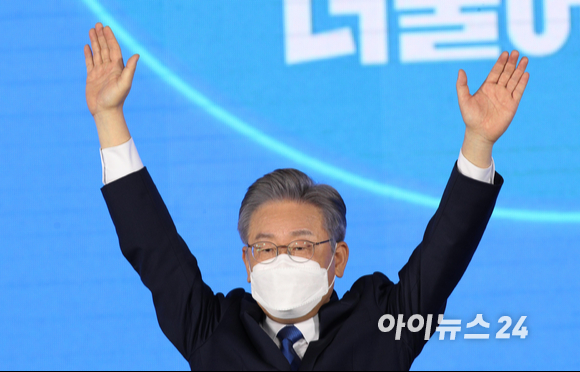 포토]이재명, 민주당 대선 후보 확정에 만세!