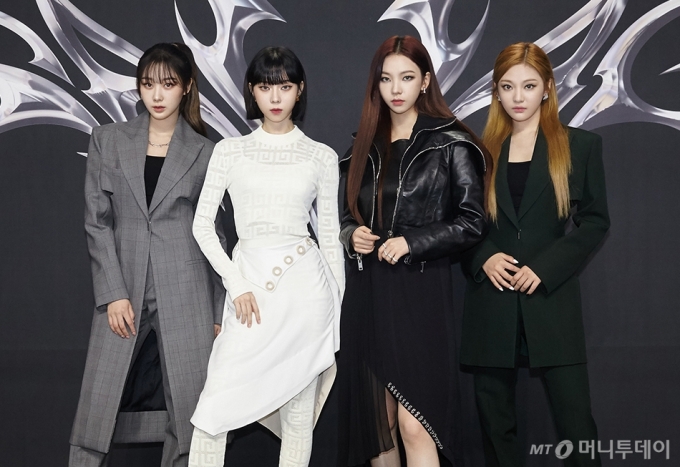 걸그룹 에스파(aespa)가 5일 오전 온라인 스트리밍으로 진행된 첫 미니앨범 '  data-nummark=