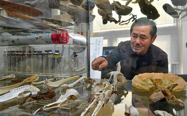 차기율 인천대 조형예술학부 교수가 교수실에서 자신이 수집한 돌과 암석, 동물뼈 등이 놓인 진열장을 보여줬다.