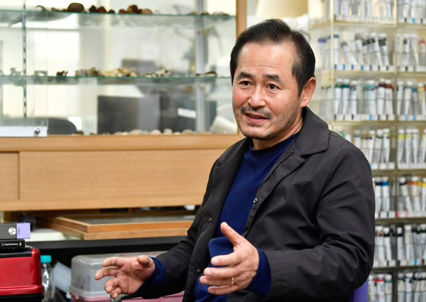 차기율 인천대 조형예술학부교수가 지난 9일 인천대학교 내 교수실에서 자신이 추구하는 작품의 방향성에 대해 이야기하고 있다.