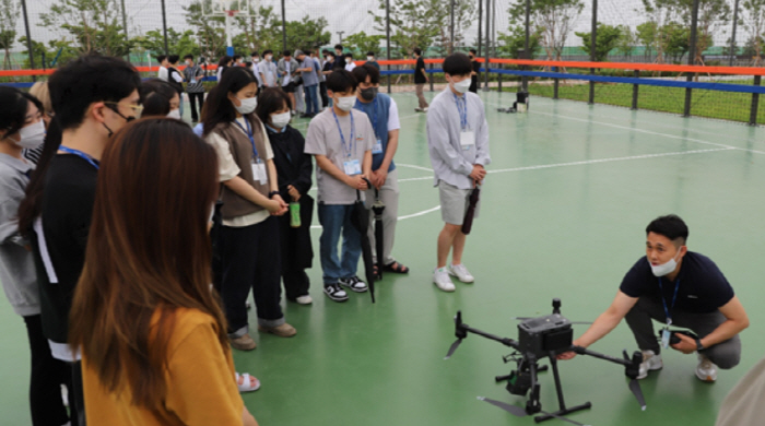 포스코건설이 오토데스크 코리아, 트림블솔루션즈 코리아, 한빛드론과 함께 `스마트컨스트럭션 아카데미`를 열어 인천대 · 인하대 학생 총 50명을 대상으로 상반기 교육을 실시했다. [사진 = 포스코건설]