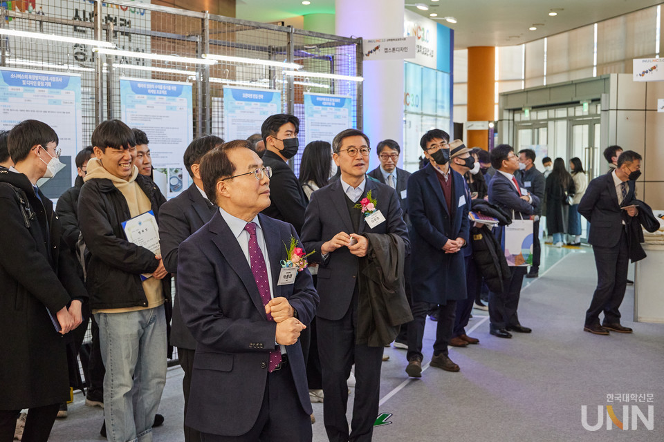 박종태 인천대 총장 등 관계자들이 성과 전시물을 둘러보고 있다.