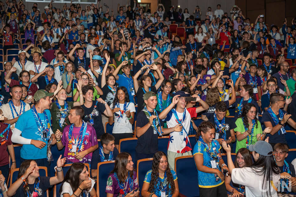 인천대 공연에 환호하는 이탈리아 잼버리 스카우트.