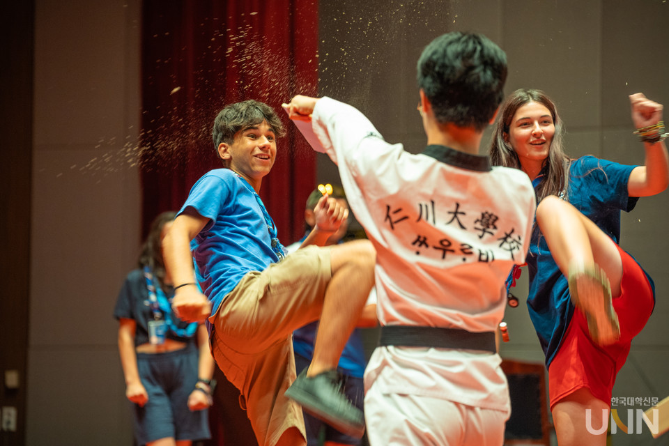 이탈리아 스카우터가 함께 태권도를 즐기고 있다.