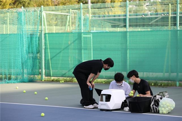 권예찬 대표가 iVOLVE 시스템을 점검하고 있다.(사진제공=인천대학교)