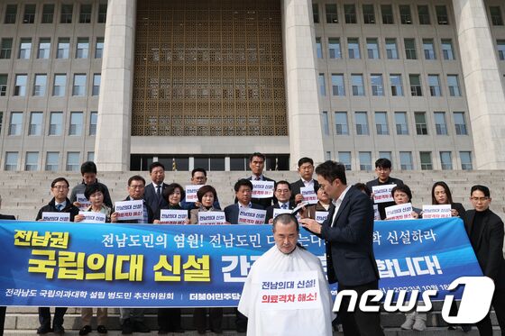 소병철 더불어민주당 의원이 지난 18일 오후 서울 여의도 국회 본관 앞에서 전라남도 의대 신설을 촉구하며 삭발을 하고 있다. /뉴스1 © News1 황기선 기자