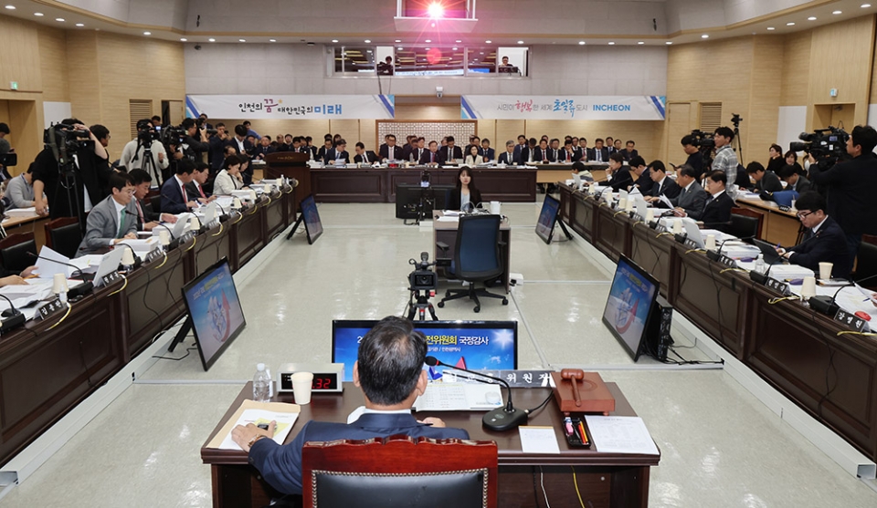 + 19일 국회 행정안전위원회의 인천시 국정감사가 열린 인천시청 대회의실에서 유정복 인천시장이 의원 질의에 답하고 있다. /이재민 기자 leejm@incheonilbo.com