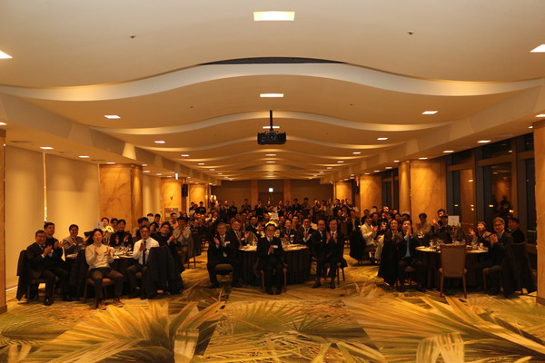 인천대 동북아물류대학원 관계자들과 동문들이 함께 20주년을 축하고 있다.