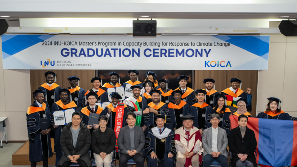 인천대학교와 KOICA가 공동 운영하는 기후학위연수 프로그램의 2기 석사과정이 지난 19일 종료됐다. 이번 과정에서는 알제리, 우간다 등 16개국 출신 연수생 22명이 기후변화 대응 전문 석사 학위를 취득했다. 연수생들은 논문연구와 원조사업 설계 등 실무 중심 교육을 통해 글로벌 기후문제 해결 역량을 키웠다. 프로그램은 2022년부터 진행돼 62개국 공무원들의 전문성을 강화하고 있다. 졸업생들은 각국의 기후 정책 현장에서 지속 가능한 발전을 위해 기여할 것으로 기대된다. (제공: 인천대학교) ⓒ천지일보 2024.12.31.