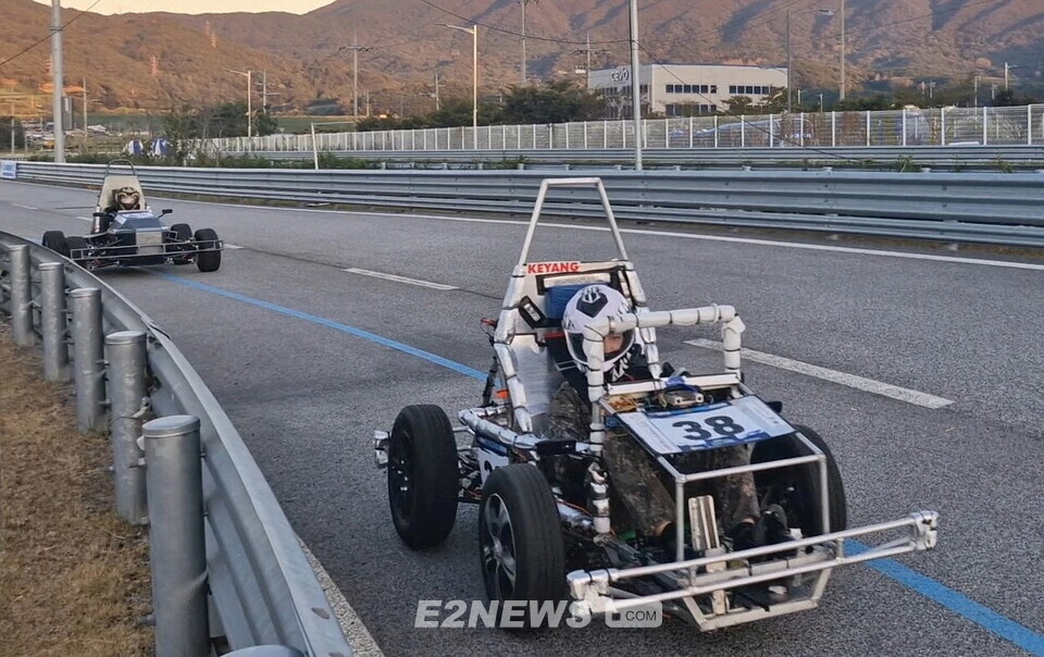 EV 연비경진대회에 참가한 대학생 참가자들이 직접 설계·제작한 전기차를 몰고 경기장을 질주하고 있다.