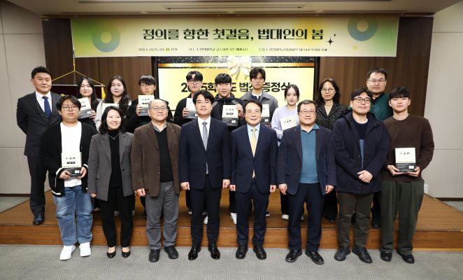 신입생 법전증정식 단체 기념촬영. [사진=인천대]