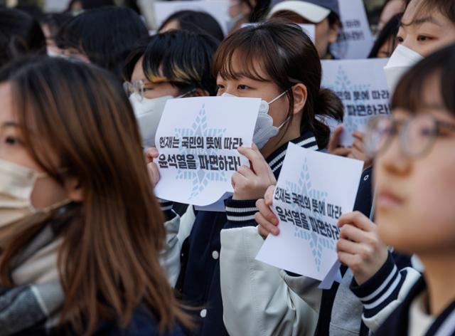 6일 서울 용산구 숙명여대 제2캠퍼스 입구에서 열린 윤석열 즉각 파면을 요구하는 숙명여대 1,112인 2차 시국선언 기자회견에서 참가자들이 구호를 외치고 있다. 연합뉴스