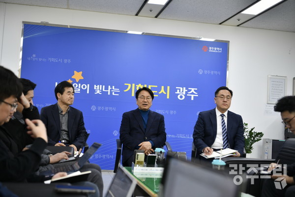 강기정 광주시장이 13일 시청 기자실에서 기자들과 차담회를 갖고 시정 주요현안을 설명하고 있다.