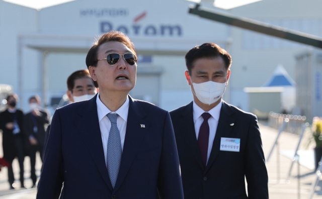 尹, 바이든에 선물받은 `선글라스`로 한미동맹 메시지 - 부산일보