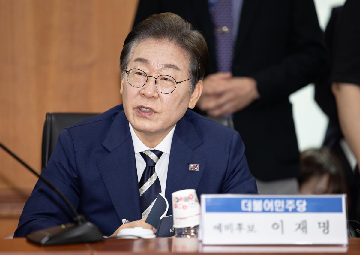 이재명 더불어민주당 경선 후보가 21일 오전 서울 여의도 금융투자협회에서 열린 자본시장 활성화를 위한 정책간담회에서 금융권 리서치 센터장 질문에 답변하고 있다. 2025.4.21/뉴스1