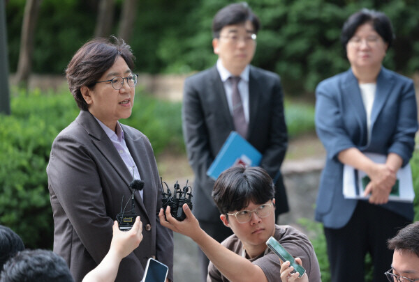 정은경 보건복지부 장관 후보자가 지난 6월 30일 서울 중구 남대문로에 마련된 인사청문회 준비 사무실로 출근하며 취재진 질문에 답하고 있다. 연합뉴스